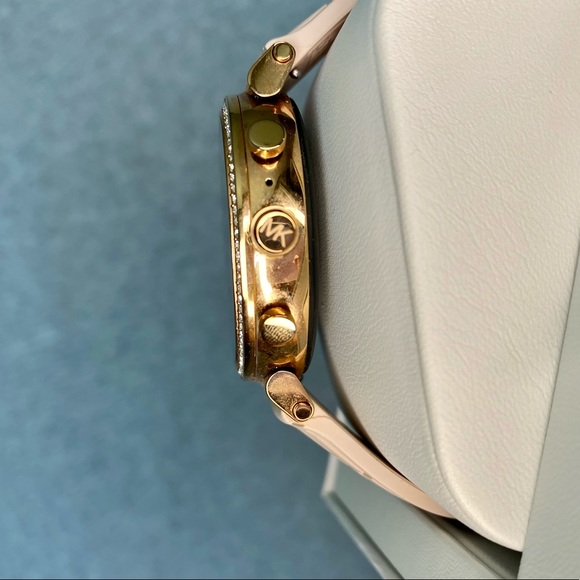 Michael Kors Access Smartwatch (like new) - Picture 5 of 7